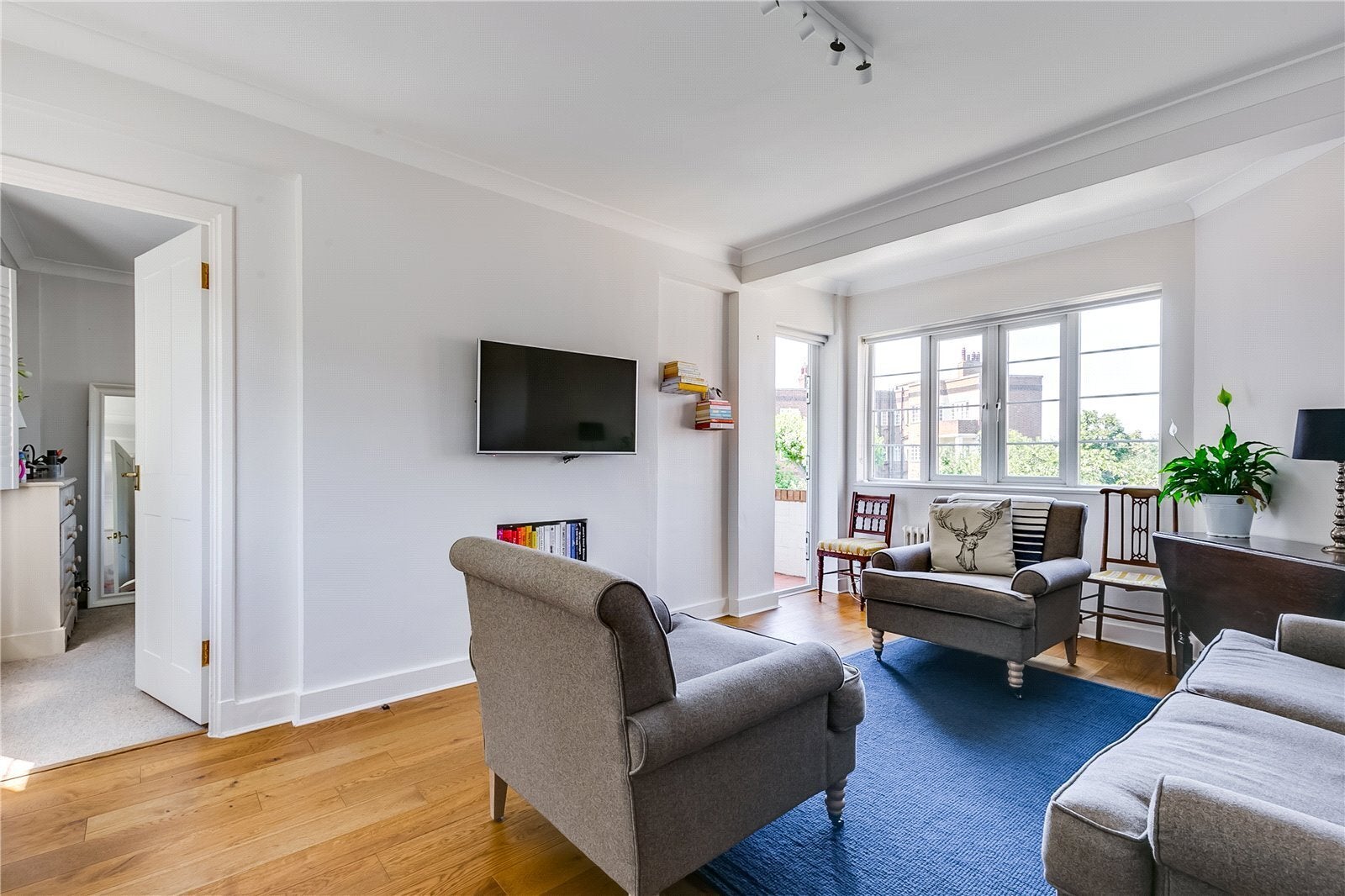 Flat Chiswick Village in Greater London