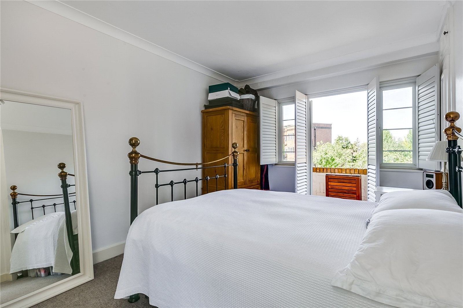 Flat Chiswick Village in Greater London