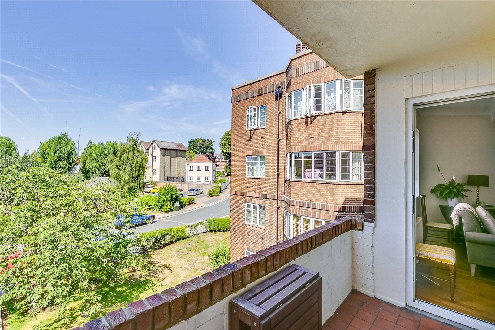 Flat Chiswick Village in Greater London