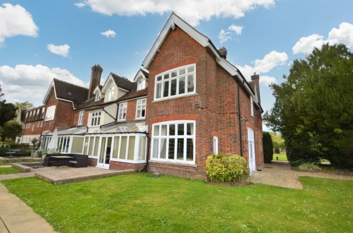 Flat Coopers Green Lane in Welwyn Hatfield