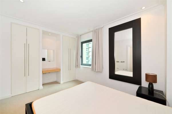 Flat South Quay Square in Greater London