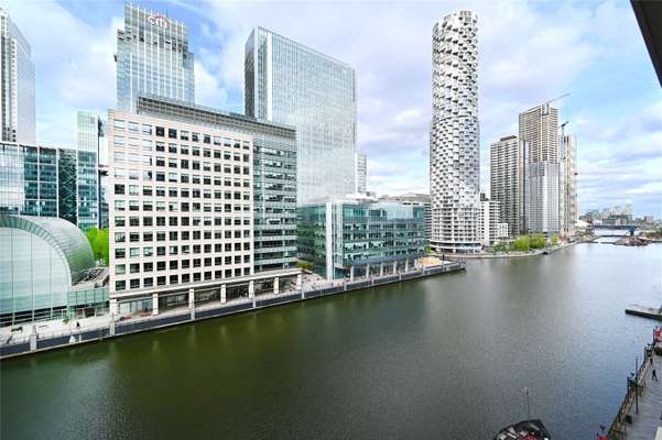 Flat South Quay Square in Greater London