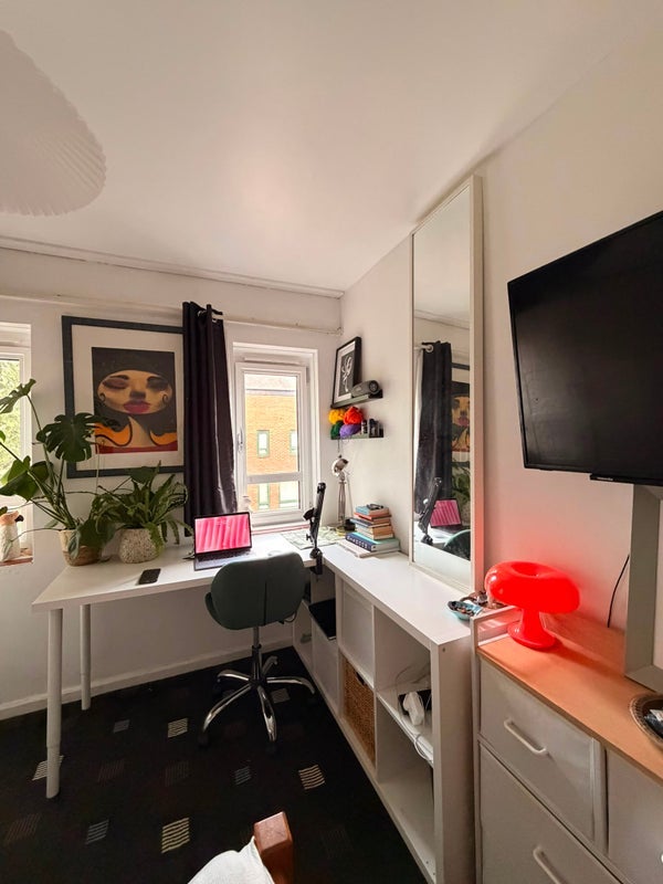 Room Flower and Dean Walk in Greater London