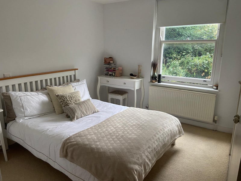 Room Killyon Road in Greater London