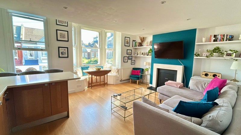 Room Killyon Road in Greater London