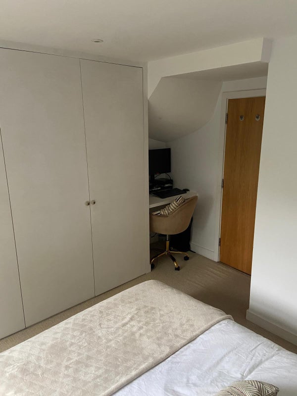Room Killyon Road in Greater London