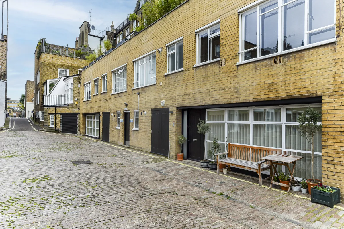 Flat Montagu Mews South in City of Westminster