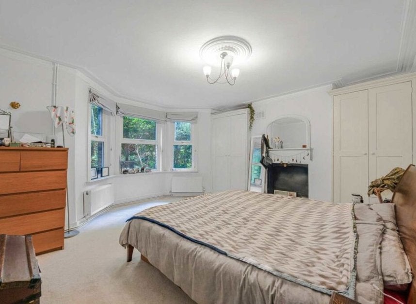 Flat Hartham Road in Greater London