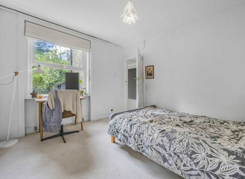 Flat Hartham Road in Greater London