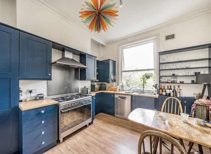 Flat Hartham Road in Greater London