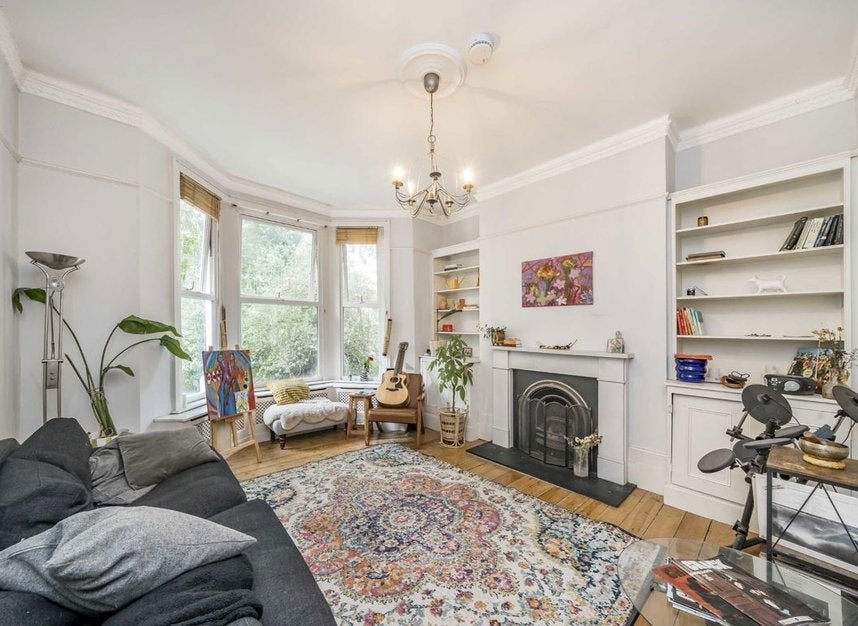 Flat Hartham Road in Greater London