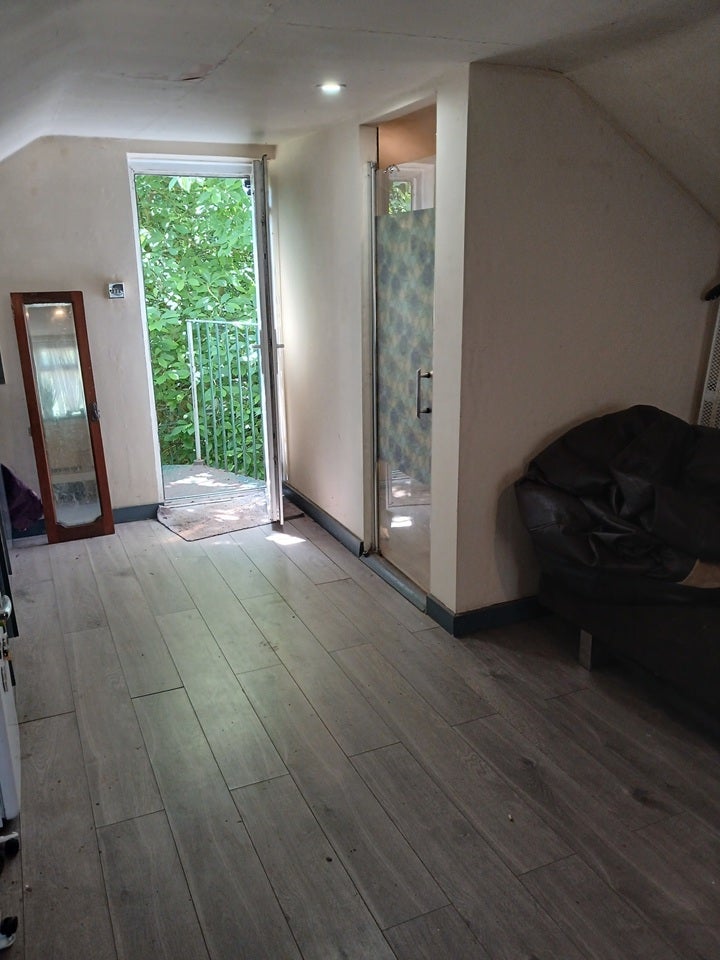 Flat Staines Road in Hythe End