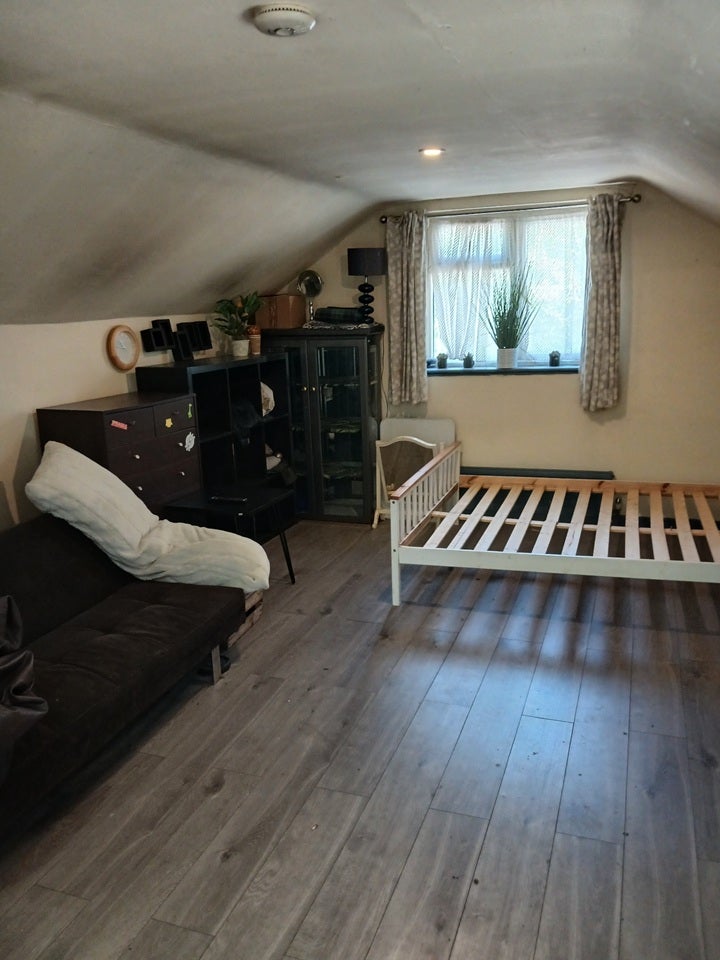 Flat Staines Road in Hythe End