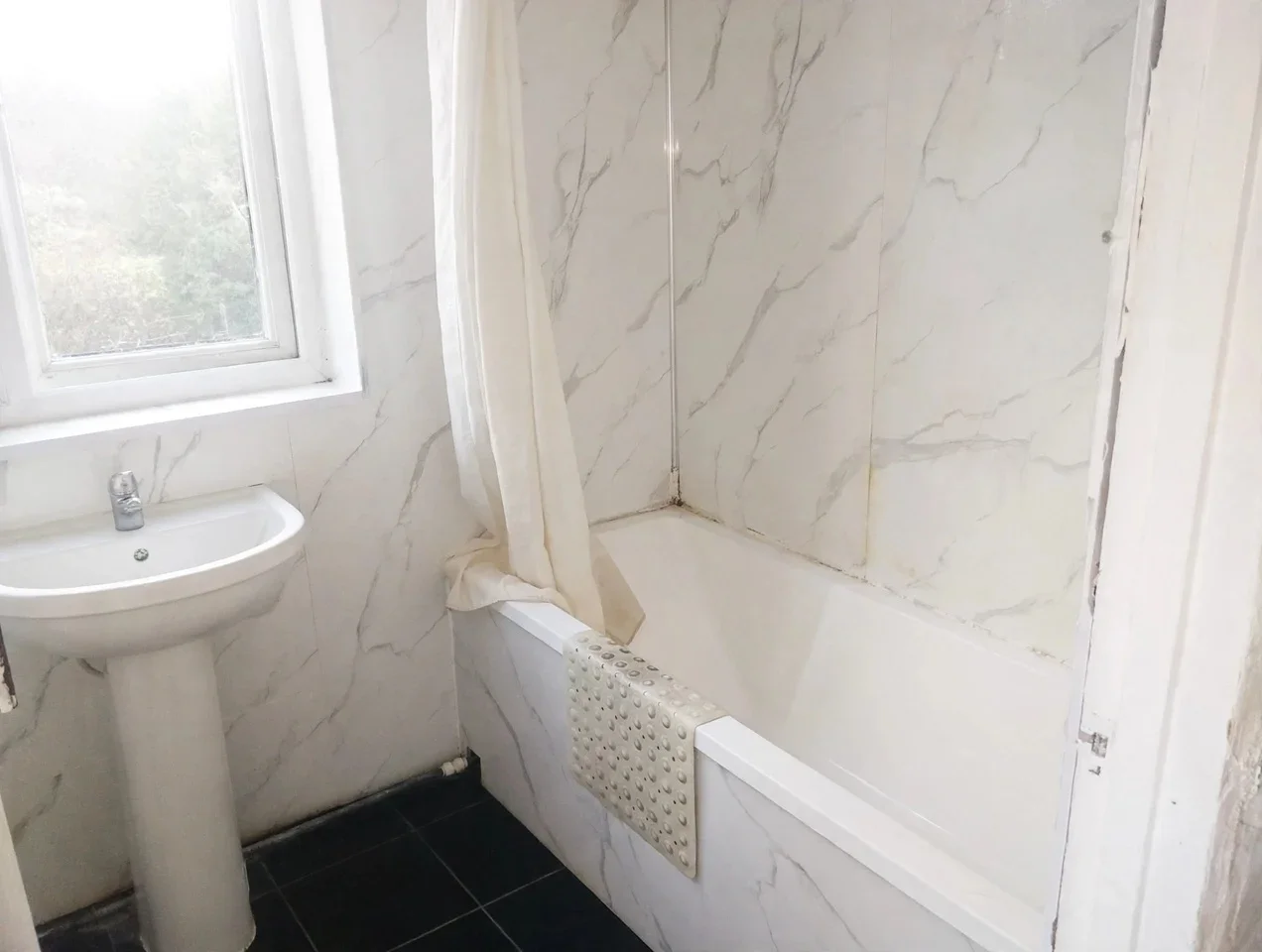 Room Selby Road in Greater London