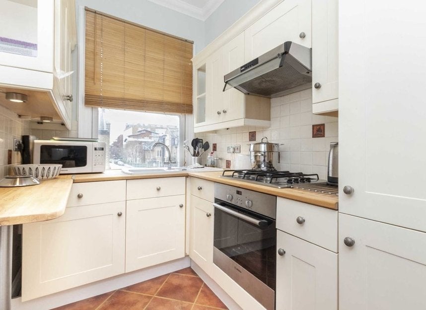 Flat Tabor Grove in Greater London