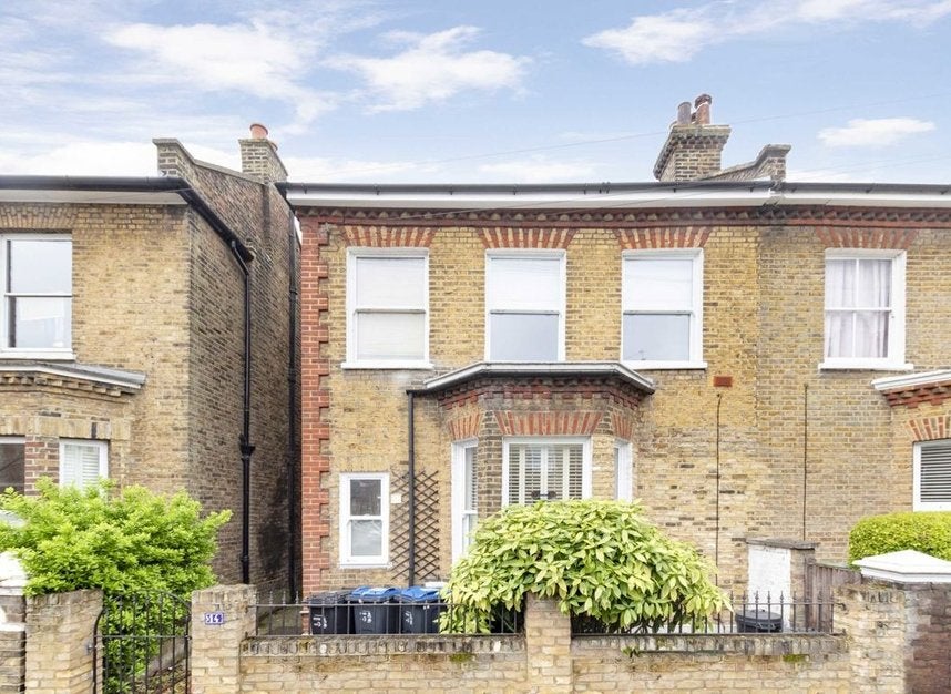 Flat Tabor Grove in Greater London