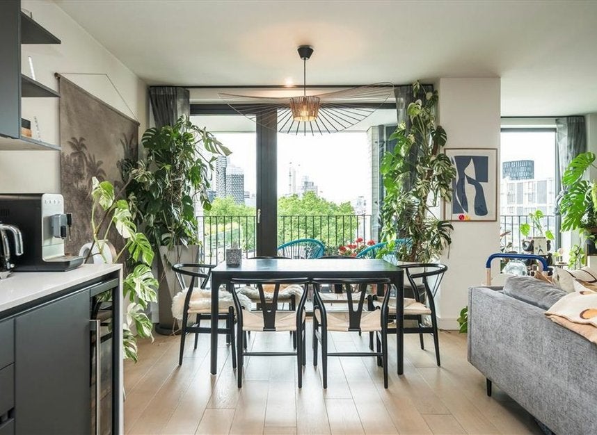 Flat Gorsuch Place in Greater London