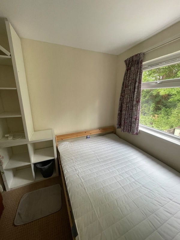 Room Cleveley Crescent in Greater London