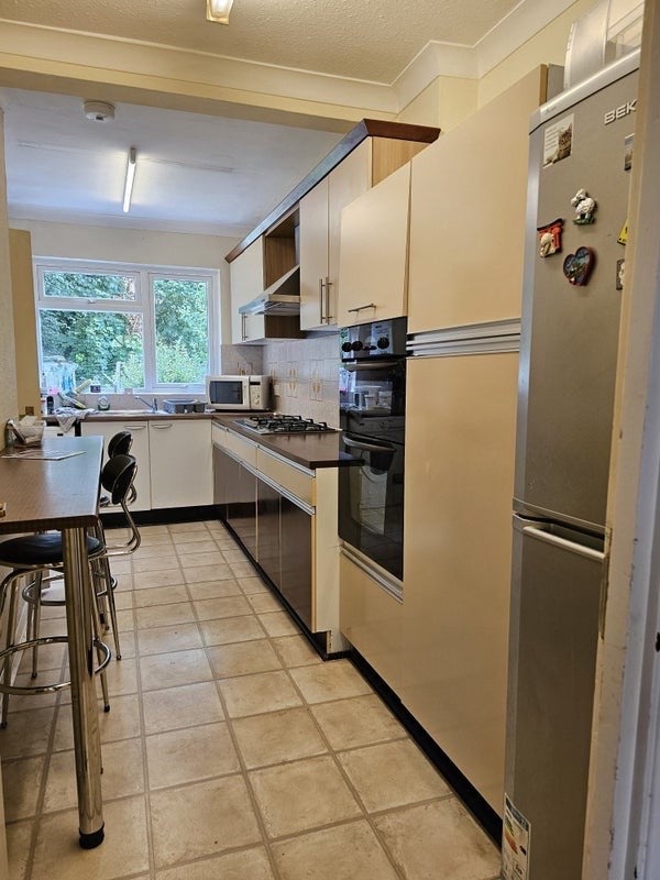 Room Cleveley Crescent in Greater London
