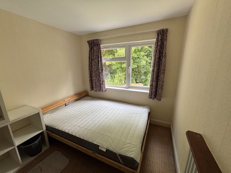 Room Cleveley Crescent in Greater London