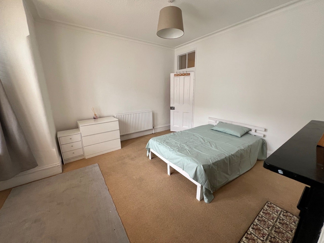 Flat Queenstown Road in Greater London