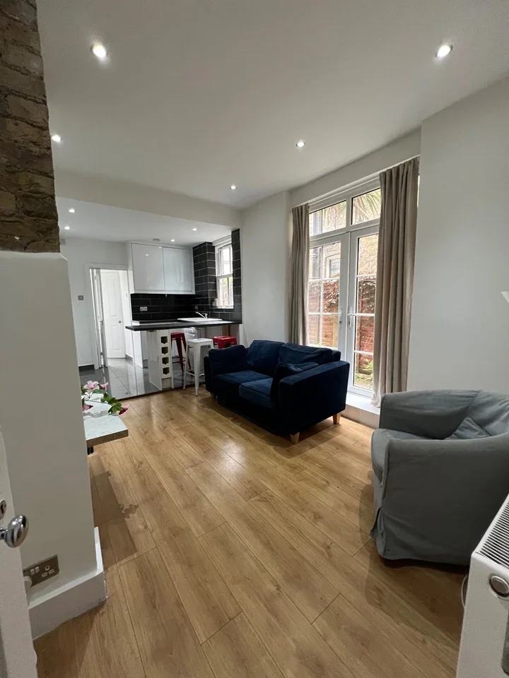 Flat Queenstown Road in Greater London