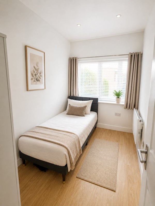 Room Lonsdale Avenue in Greater London