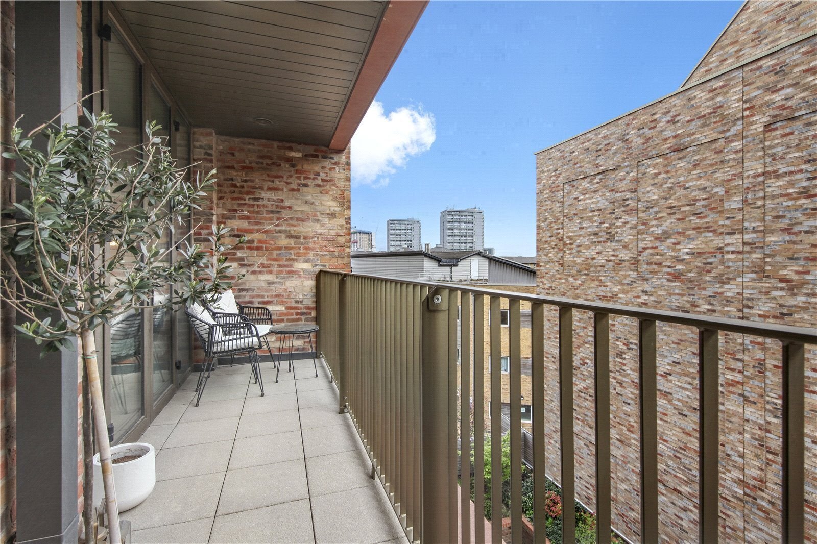 Flat Woodfield Road in City of Westminster