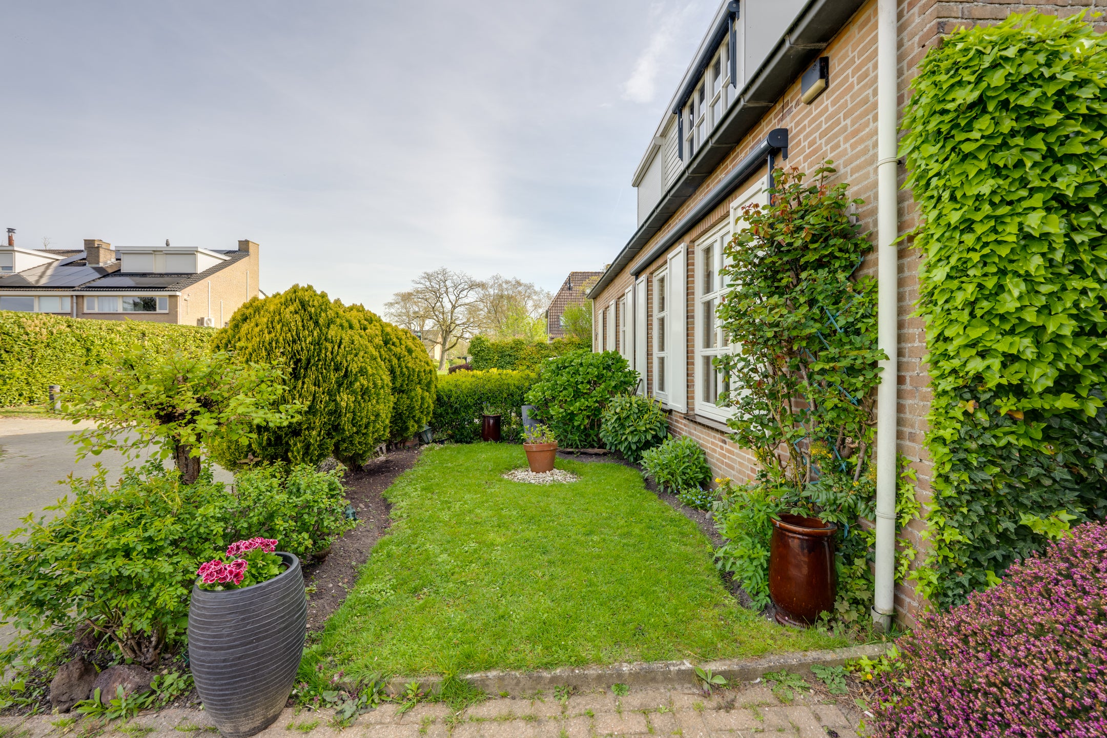 Tussenwoning te koop: mr. Jaap Burgerlaan 6, Willemstad