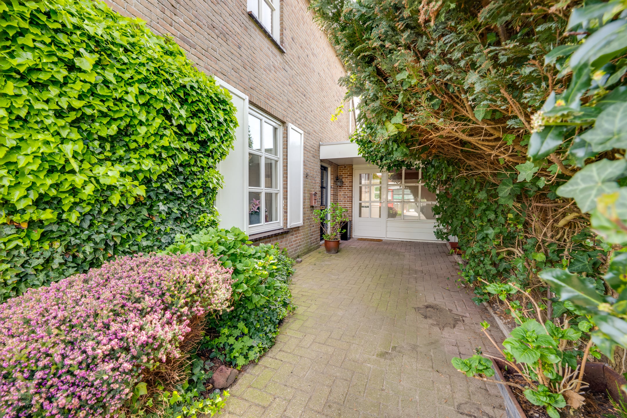 Tussenwoning te koop: mr. Jaap Burgerlaan 6, Willemstad