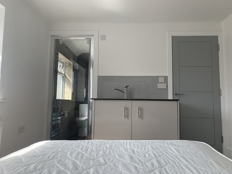Room Baylis Road in Slough