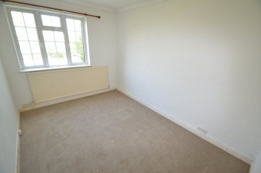 Flat Bathurst Walk in Richings Park