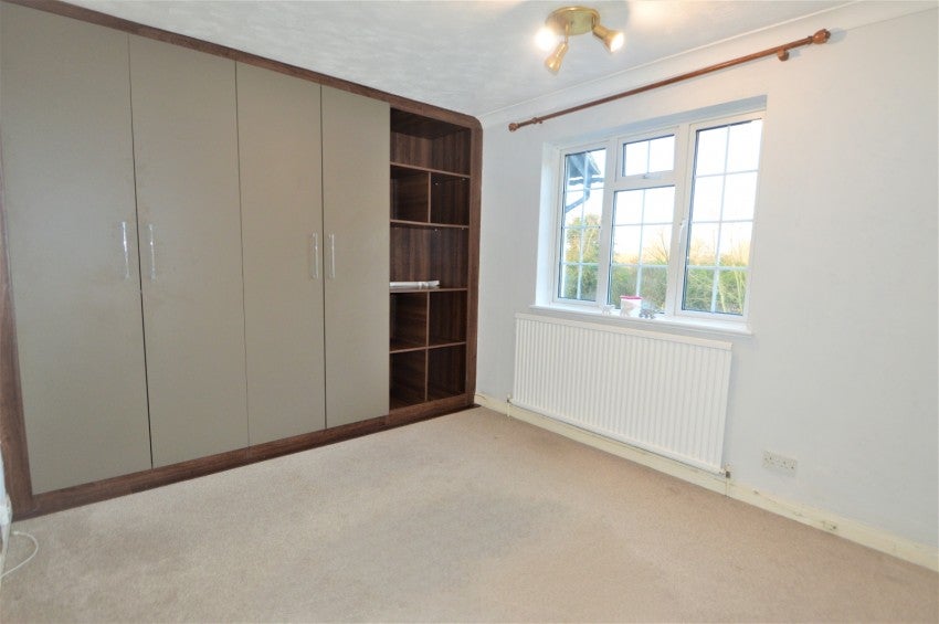 Flat Bathurst Walk in Richings Park