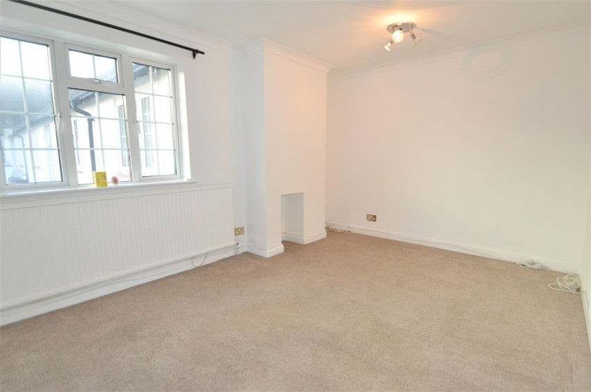 Flat Bathurst Walk in Richings Park