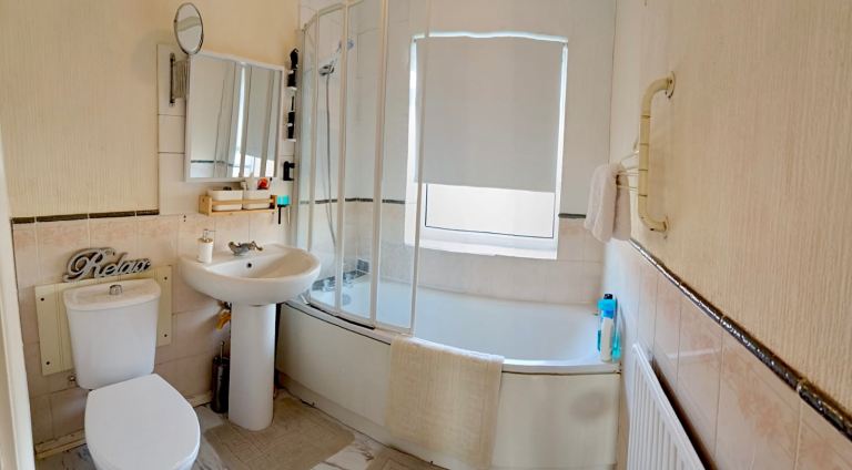 Room Leafields in Houghton Regis