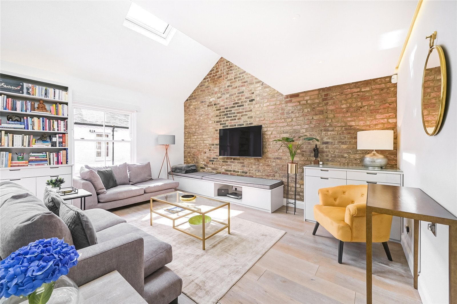 Flat Russell Gardens Mews in Greater London