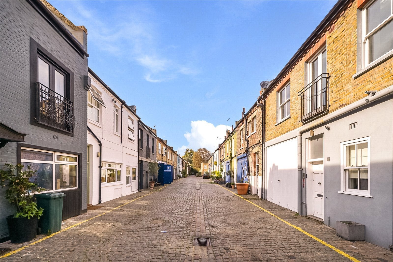 Flat Russell Gardens Mews in Greater London