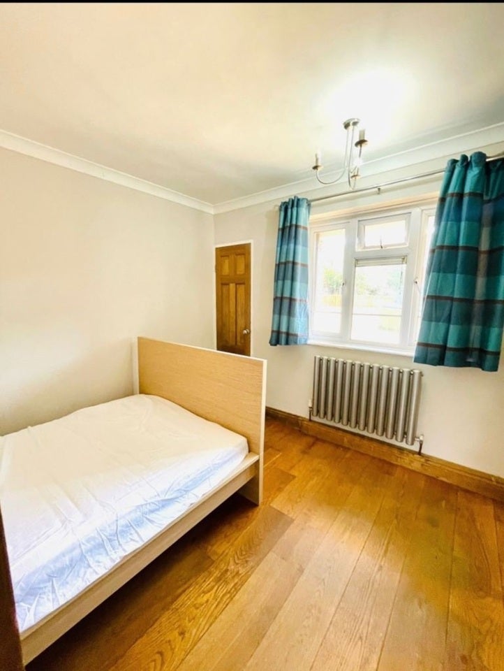 Room Holland Park Avenue in Greater London
