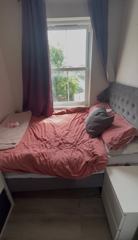 Room Manor Avenue in Greater London
