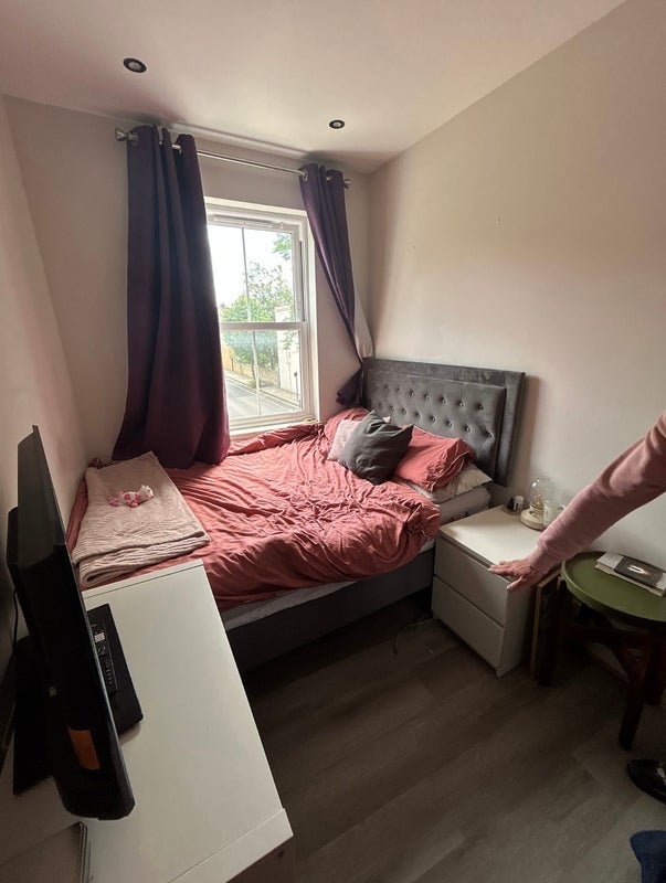 Room Manor Avenue in Greater London