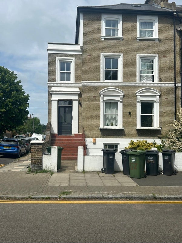 Room Manor Avenue in Greater London