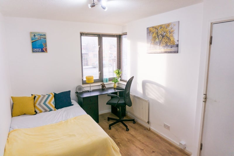 Room Telegraph Place in Greater London