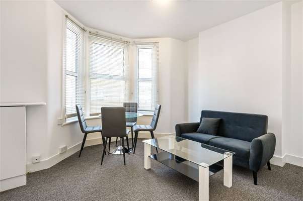 Flat Temple Street in Greater London