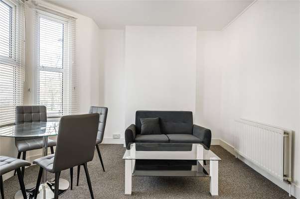 Flat Temple Street in Greater London