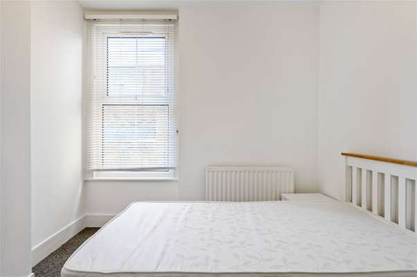 Flat Temple Street in Greater London