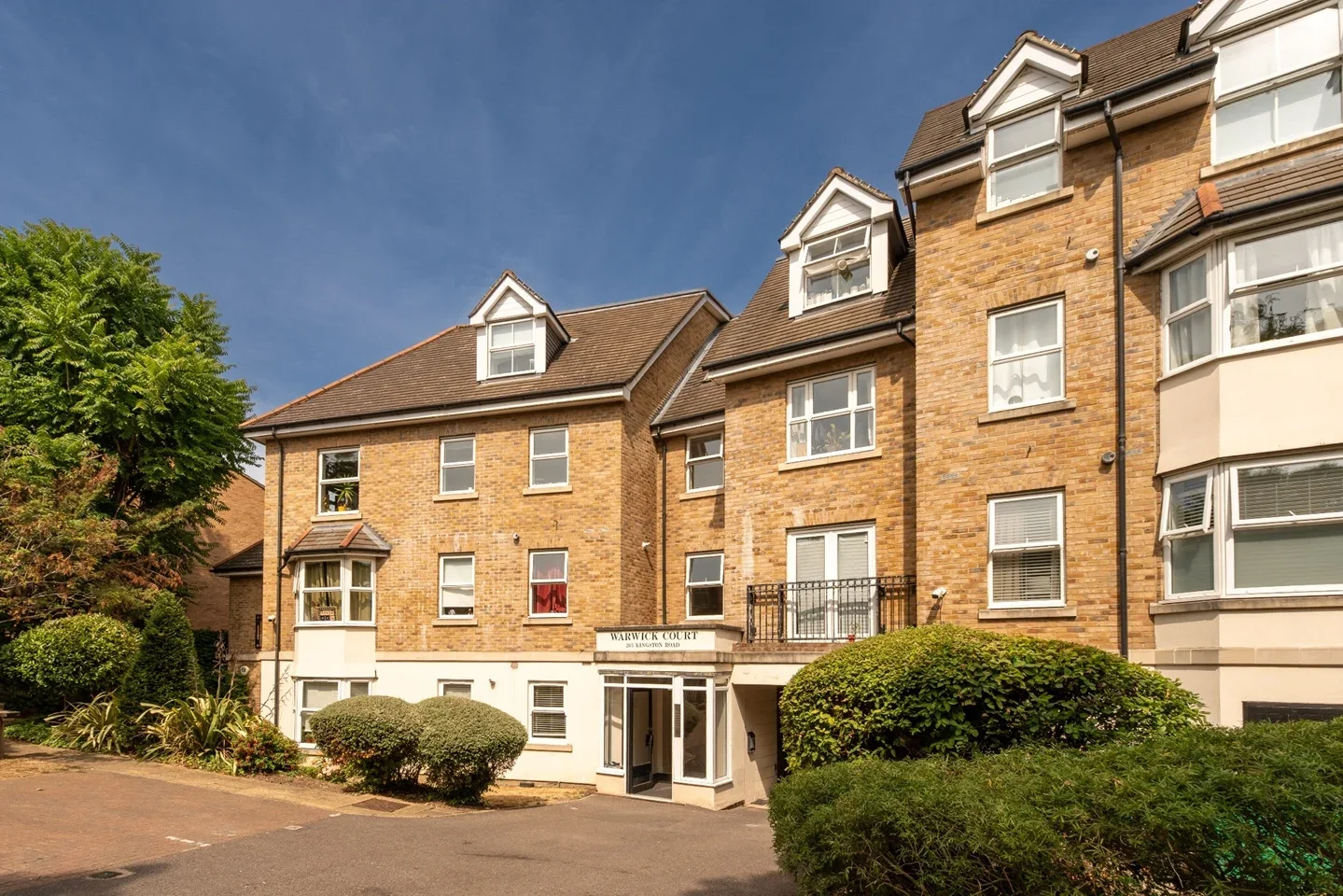 Flat Henfield Road in Greater London