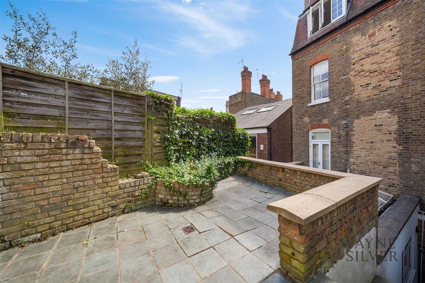 Flat Holly Hill in Greater London