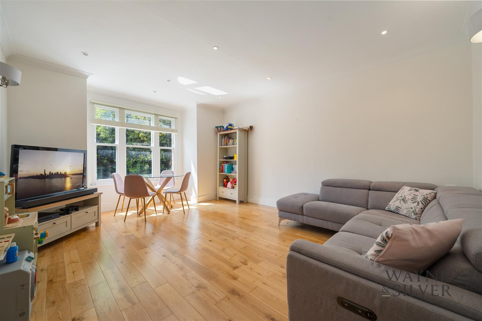 Flat Holly Hill in Greater London