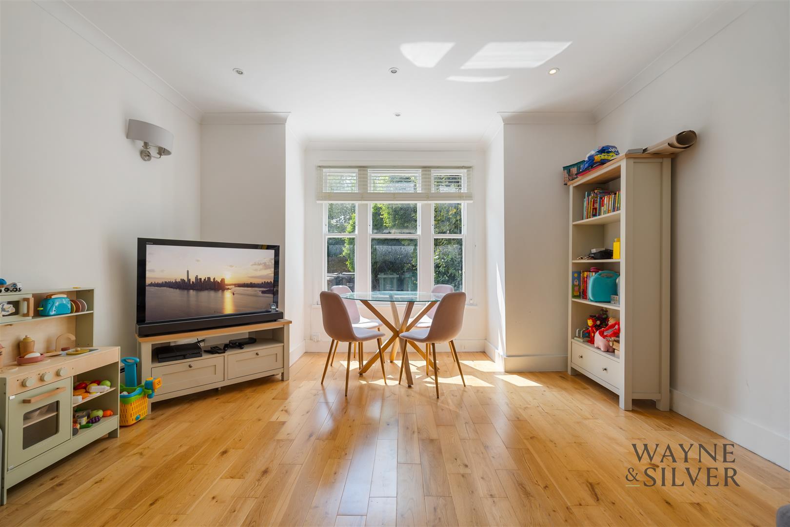 Flat Holly Hill in Greater London
