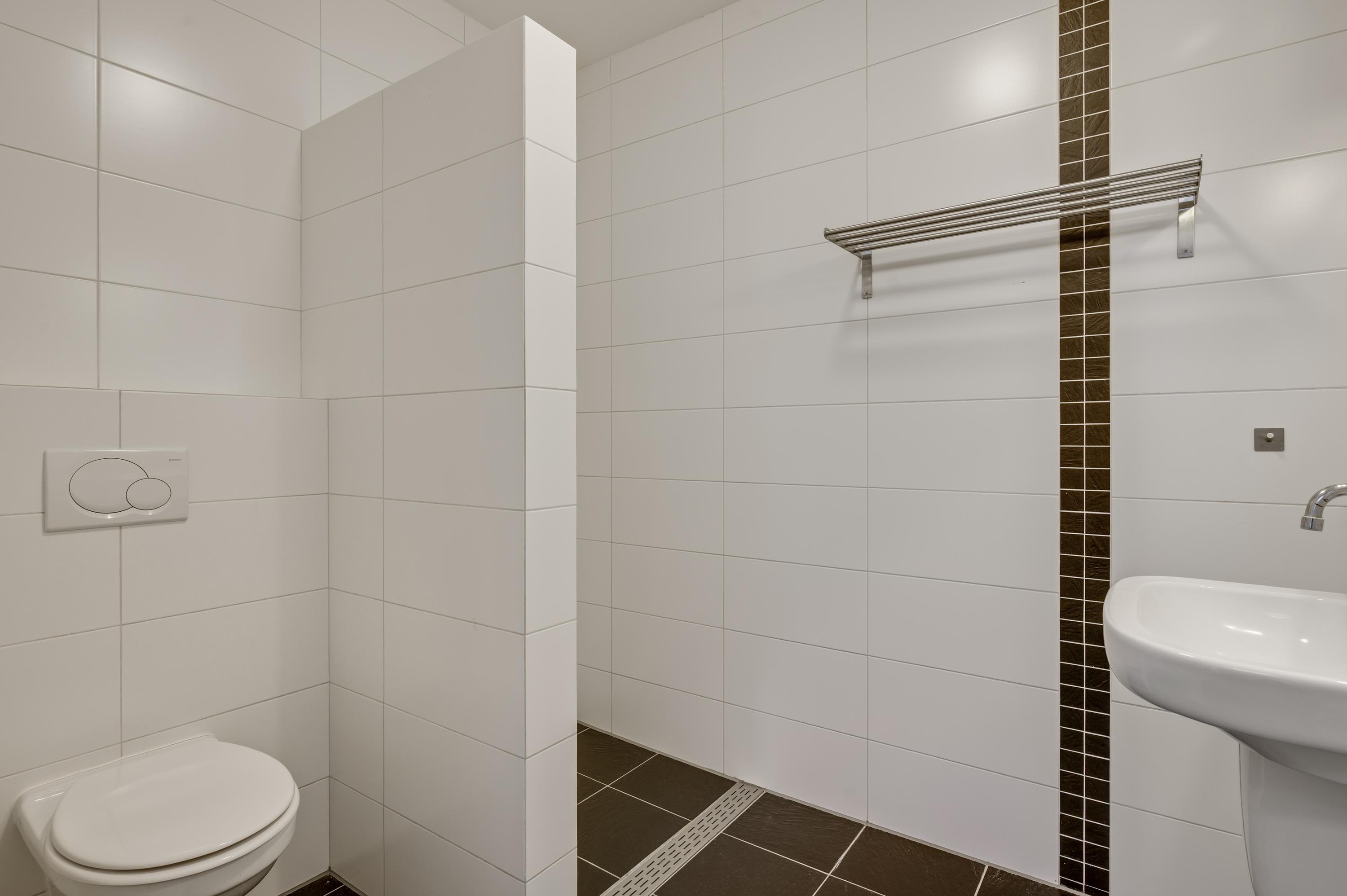 Hoekwoning te koop: Kerkplein 8B, Neer